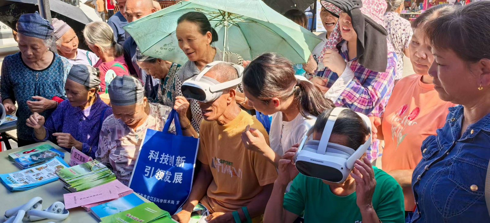 右江区阳圩镇村民在现场先后体验 VR 眼镜.jpg