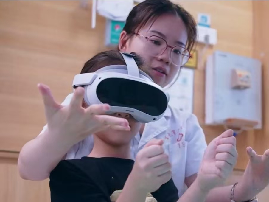 患儿在市人民医院接受VR诊疗.jpg