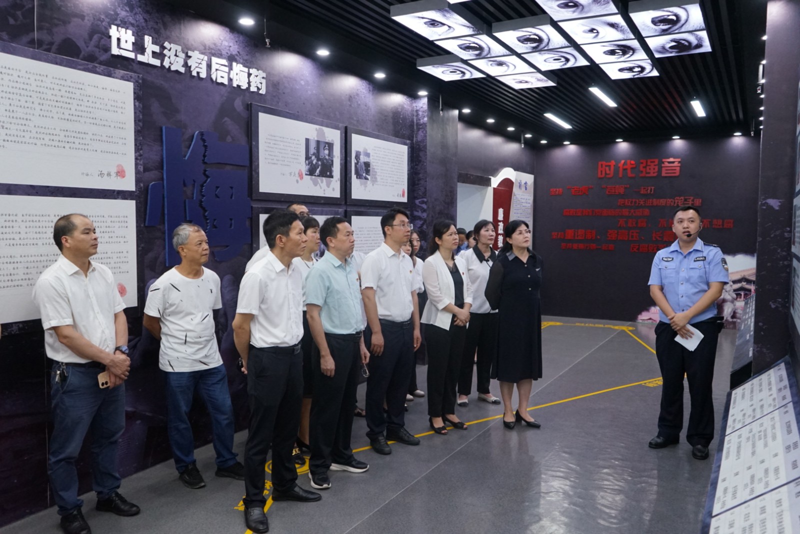 图为市科技局干部职工观摩警示案例展示.jpg