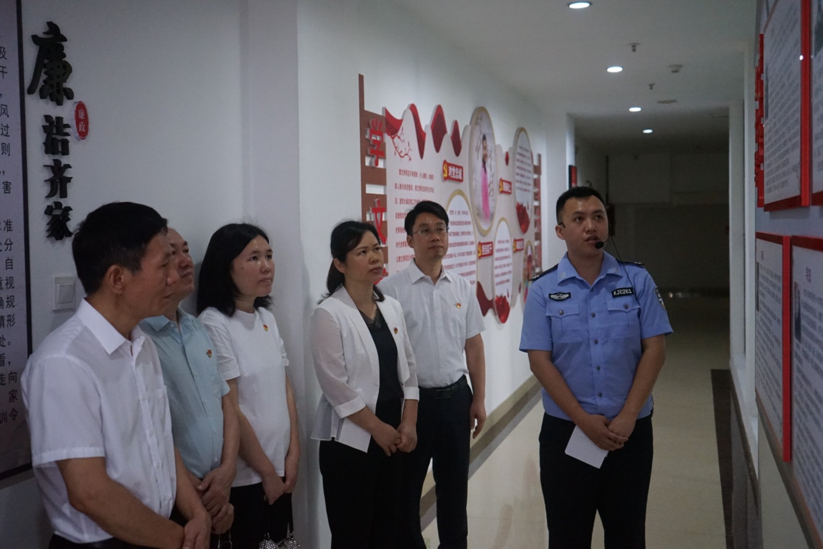 图为市科技局干部职工参观了解红色家风故事.jpg